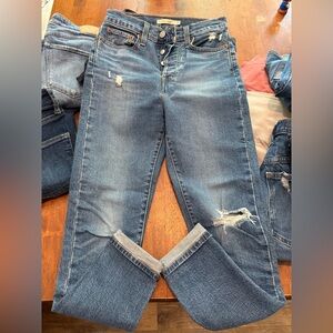 Levi Wedgie Skinny Size 26